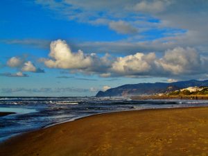 Partly sunny day at Lincoln city Beach